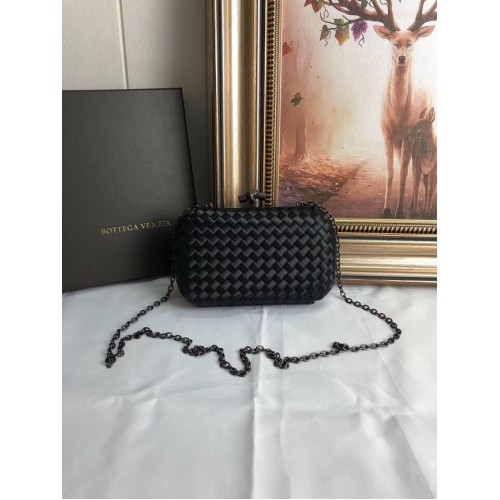 BOTTEGA VENETA Csomós, kígyóbőrrel díszített szatén clutch 62548 fekete