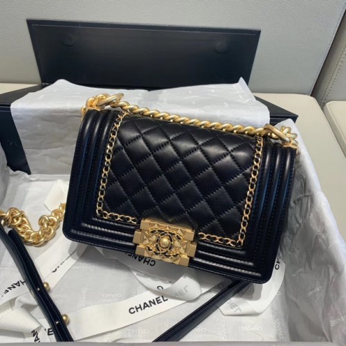 FIÚ CHANEL fedeles táska A67085 fekete