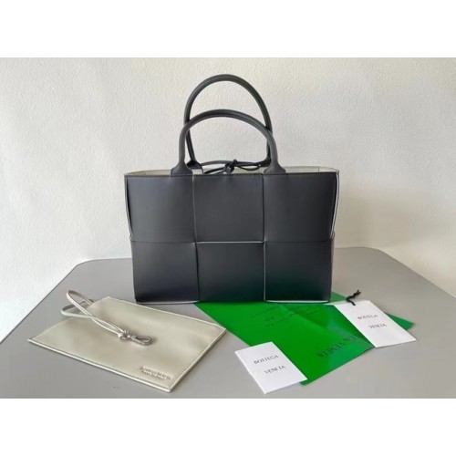 Bottega Veneta ARCO TÁSKA 652867 fekete-fehér