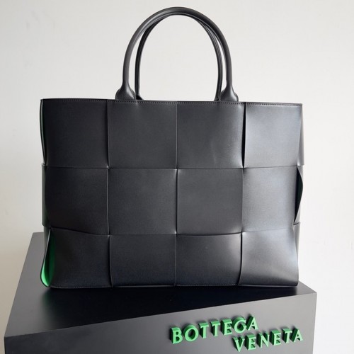 Bottega Veneta ARCO TOTE nagyméretű, szemcsés bőr táska 652868 fekete