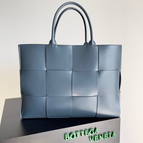 Bottega Veneta ARCO TOTE Nagyméretű, szemcsés bőr táska 652868 kék