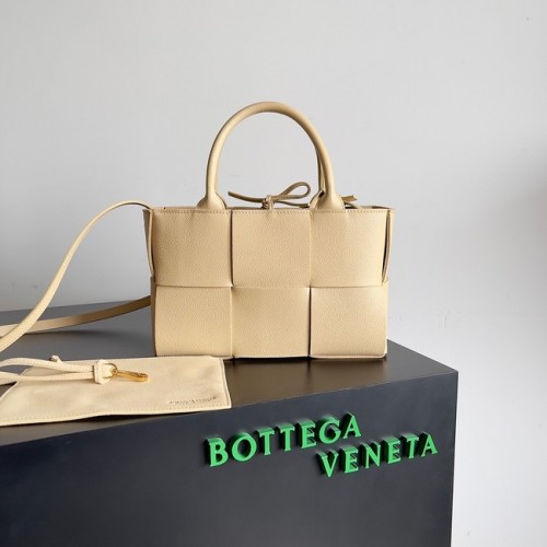 Bottega Veneta ARCO TOTE Kis intrecciato szemcsés bőr táska 709337 Kása