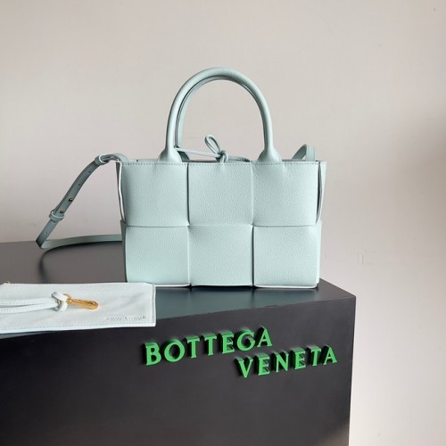 Bottega Veneta ARCO TOTE Kis fonott, szemcsés bőr táska 709337 világoskék