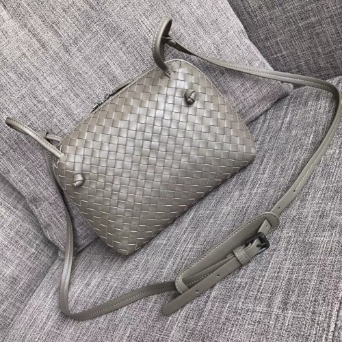 Bottega Veneta Bicolors Intrecciato Nappa Cross Body Bag BV9610 szürke