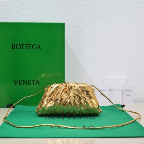 Bottega Veneta Mini intrecciato bőr kuplung szíjjal 585852 arany