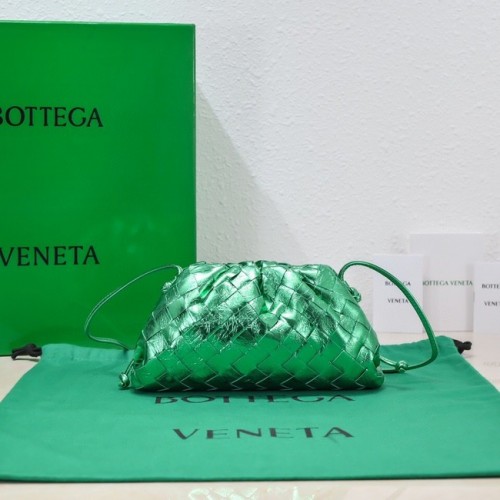 Bottega Veneta Mini intrecciato bőr kuplung szíjjal 585852 zöld