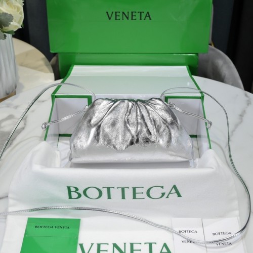 Bottega Veneta Mini intrecciato bőr kuplung szíjjal 585852 ezüst