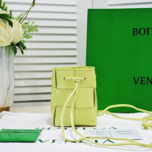 Bottega Veneta Mini Intreccio bőr Crossbody vödörtáska 680217 csillogó zöld