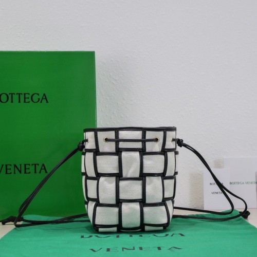 Bottega Veneta Mini Intreccio bőr Crossbody vödörtáska 680217 természetes és fekete