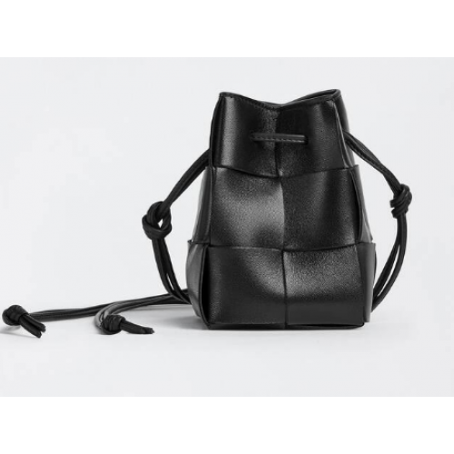 Bottega Veneta Mini Intreccio bőr Crossbody vödörtáska 680217 fekete