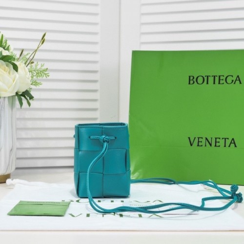 Bottega Veneta Mini Intreccio bőr Crossbody vödörtáska 680217 égszínkék