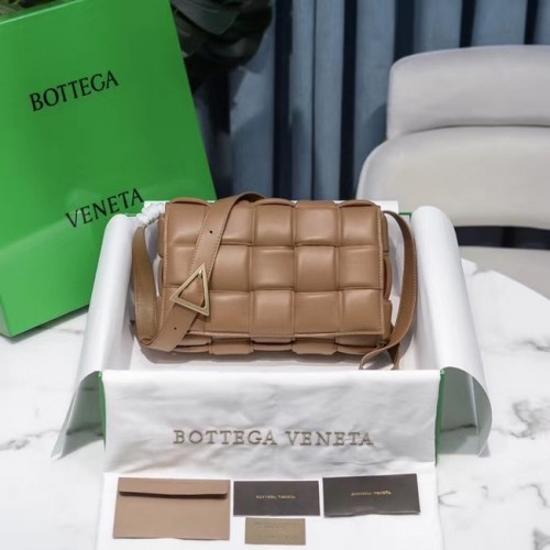Bottega Veneta PÉNZELT KAZETTATÁSKA 591970 Szantálfa