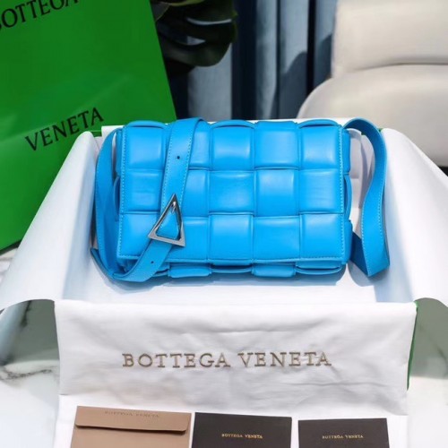 Bottega Veneta PÉNZELT KAZETTATÁSKA 591970 kék