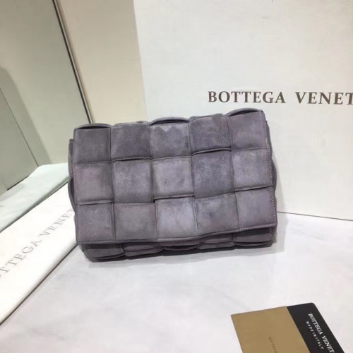 Bottega Veneta BÉLZETT KAZETTÁS TÁSKA velúr 591970 szürke