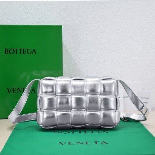 Bottega Veneta párnázott kazetta 591970 ezüst