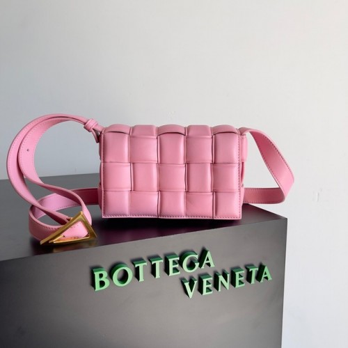 Bottega Veneta kis párnázott kazetta 717506 rózsaszín
