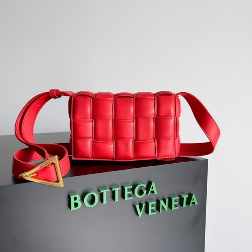 Bottega Veneta kis párnázott kazetta 717506 piros