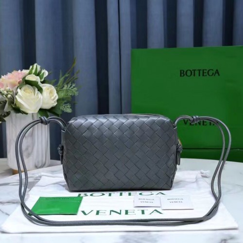 Bottega Veneta Kisméretű, intrecciato bőr kereszttartó táska 680255 Szürke
