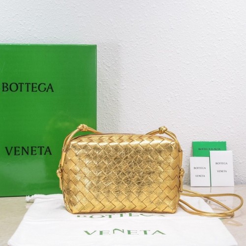 Bottega Veneta Kisméretű intrecciato bőr kereszttartó táska 680255 arany