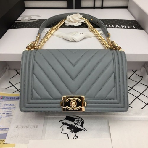 Fiú Chanel Flip Táska Eredeti Chevron Bőr Szürke A67086V Arany Csattal