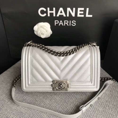 Chanel eredeti Chevron bőr 67086 fiú táska fehér