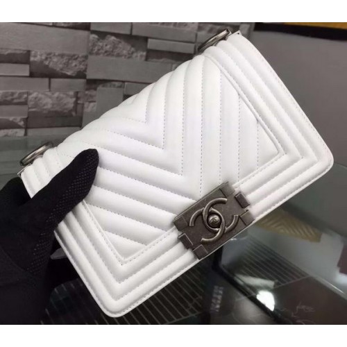 Fiú Chanel mini fedeles táska eredeti chevron báránybőrből A5707 fehér