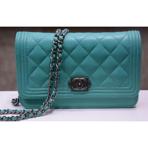 Fiú Chanel mini fedeles táska báránybőrből A33815 égkék