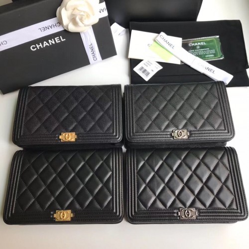 Fiú Chanel mini fedeles táska báránybőrből A33819 fekete