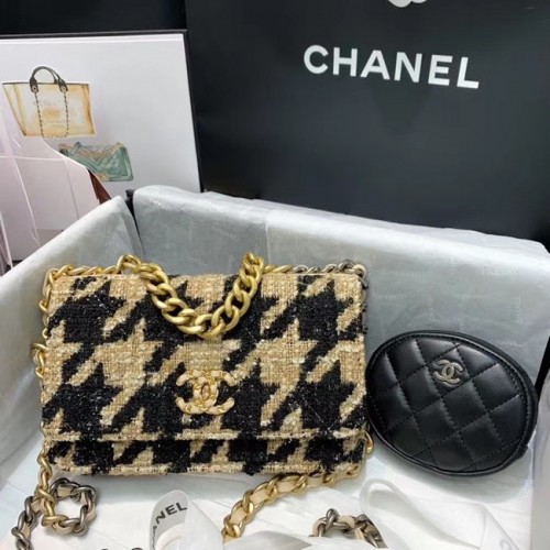CHANEL 19 Flap Bag WOC 33817 barackszínű és fekete