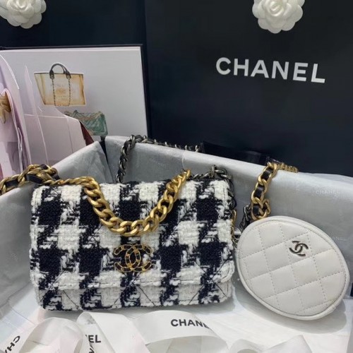 CHANEL 19 Flap Bag WOC 33817 fehér és fekete