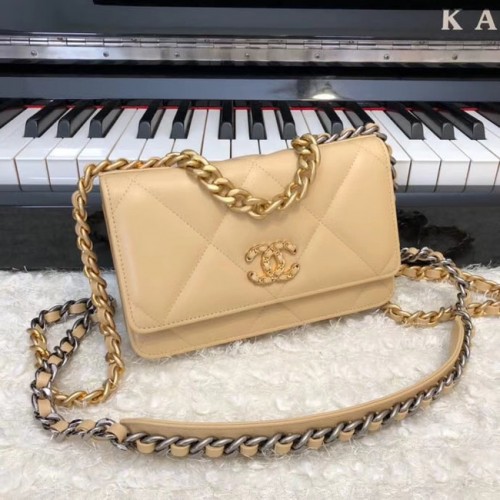 Chanel 19 klasszikus báránybőr láncos pénztárca AP0957 barackszínű