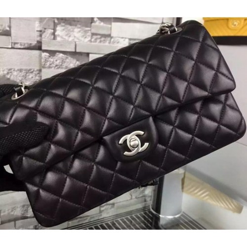 Chanel 2.55 sorozatú fedeles táska fekete báránybőrből A06375 ezüst