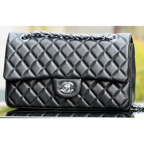 Chanel 2.55 sorozatú fedeles táska fekete báránybőrből A37586 ezüst