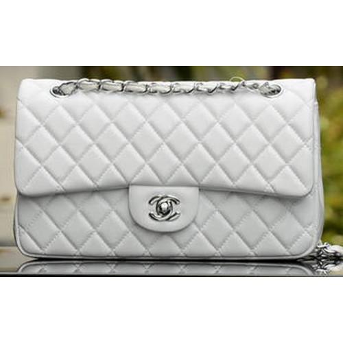 Chanel 2.55 sorozatú, fehér báránybőrből készült, fedeles táska A37586 ezüst színben