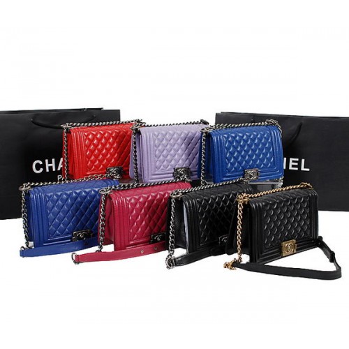 Chanel fiú fedeles válltáska A67086 báránybőrből