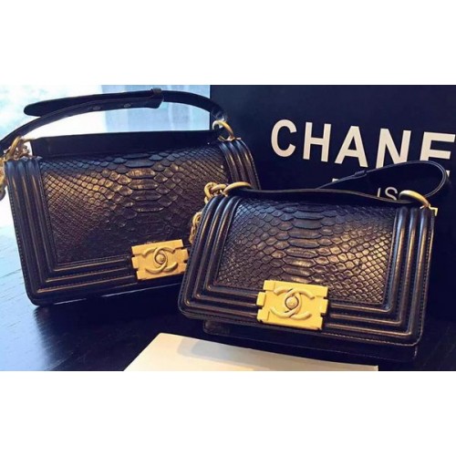 Chanel fiú válltáska fekete Python bőr A66094 arany
