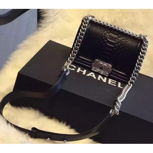 Chanel fiú válltáska fekete Python bőr A66094 ezüst
