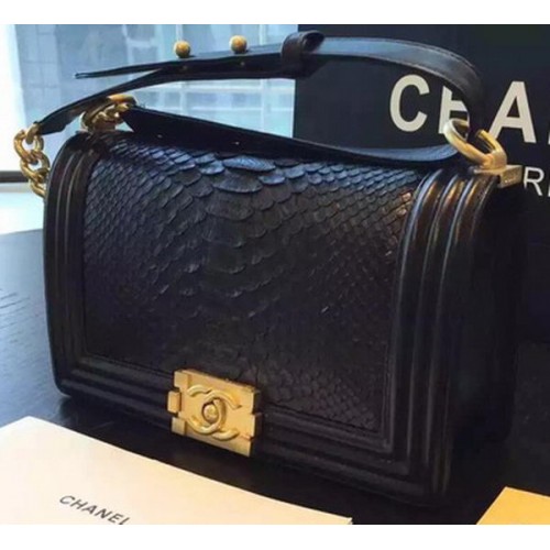 Chanel fiú válltáska fekete Python bőr A66095 arany