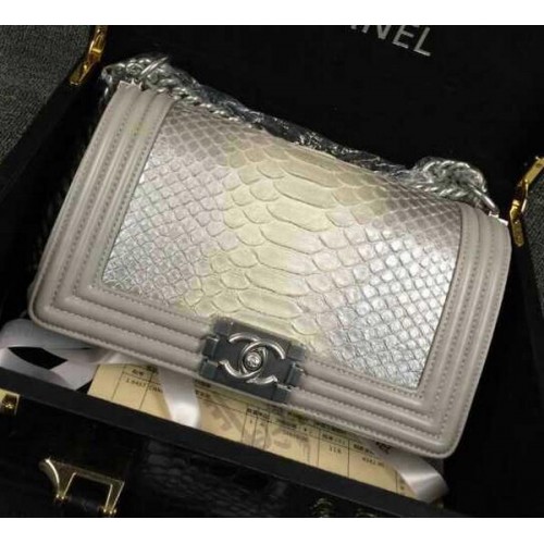 Chanel fiú válltáska ezüst Python bőr A66095 ezüst