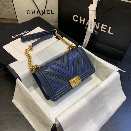 Chanel fiú fedeles válltáska chevron borjúbőrből A67086 kék és fekete
