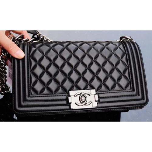 Chanel fiú fedeles válltáska báránybőrből A67086 fekete
