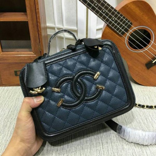Chanel borjúbőr mini válltáska 6070 kék