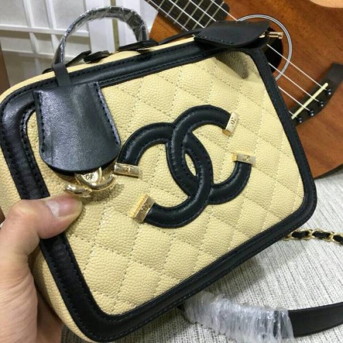 Chanel borjúbőr mini válltáska 6070 teveszín