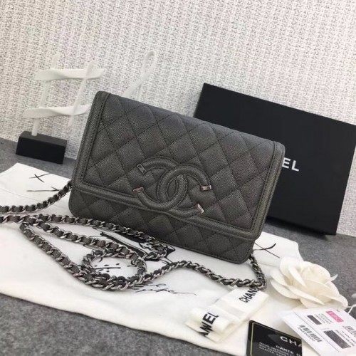 Chanel klasszikus clutch lánccal, szemcsés borjúbőrből, ezüstszínű fémből készült A88447 sötétszürke