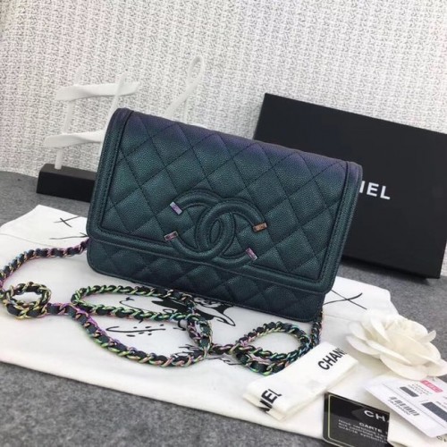 Chanel klasszikus clutch lánccal, szemcsés borjúbőrből, ezüstszínű fémből készült A88447 zöld