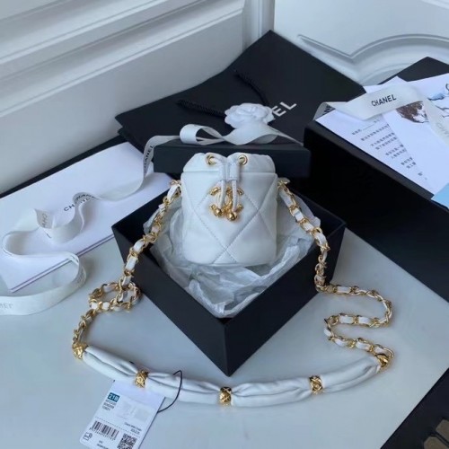 Chanel húzózsinóros báránybőr táska arany fém AP2330 fehér