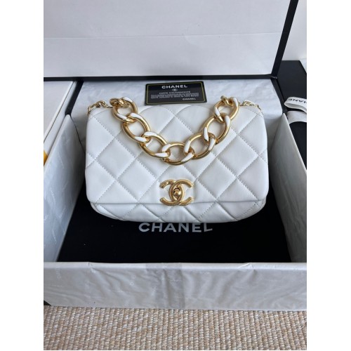 Chanel FLAP TÁSKA báránybőrből, aranyszínű fémből, AS3366 fehér