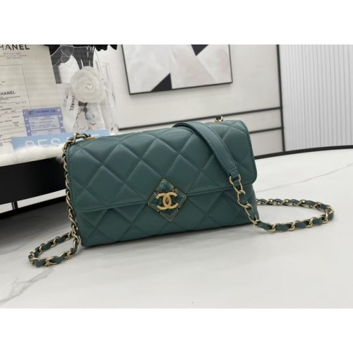 Chanel Flap báránybőr válltáska AS2557 zöld