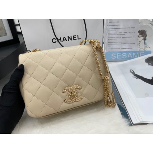 Chanel Flap báránybőr válltáska AS2975 krémszínű