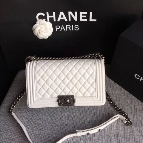 Chanel LE BOY válltáska báránybőrből A67086 fehér
